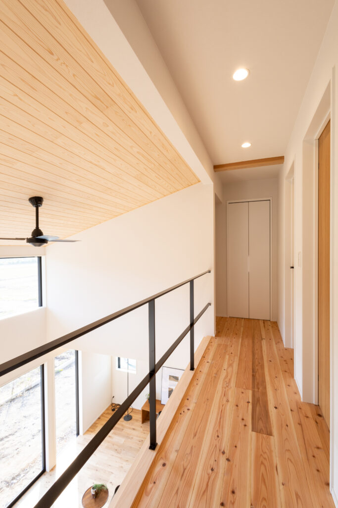 木の香りで寛ぐ1.5階の家