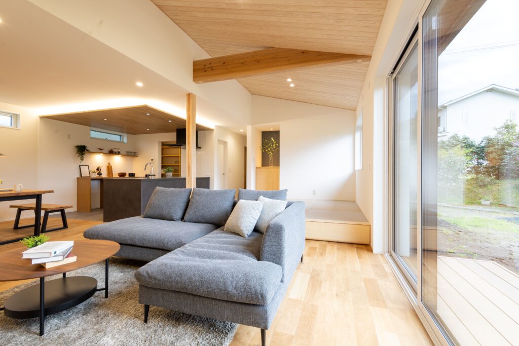 平屋の贅沢さと、2階建ての利便性を叶えた大屋根の家