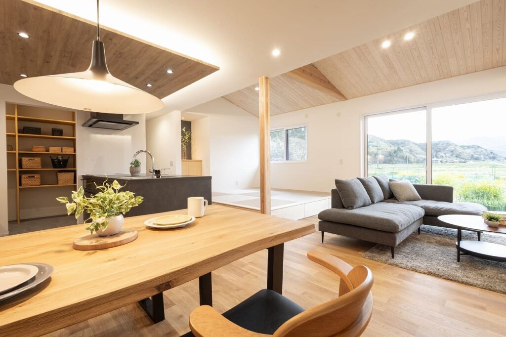 平屋の贅沢さと、2階建ての利便性を叶えた大屋根の家