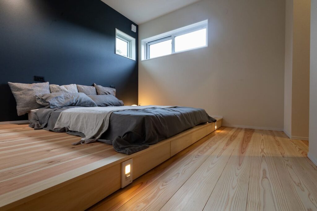 平屋の贅沢さと、2階建ての利便性を叶えた大屋根の家