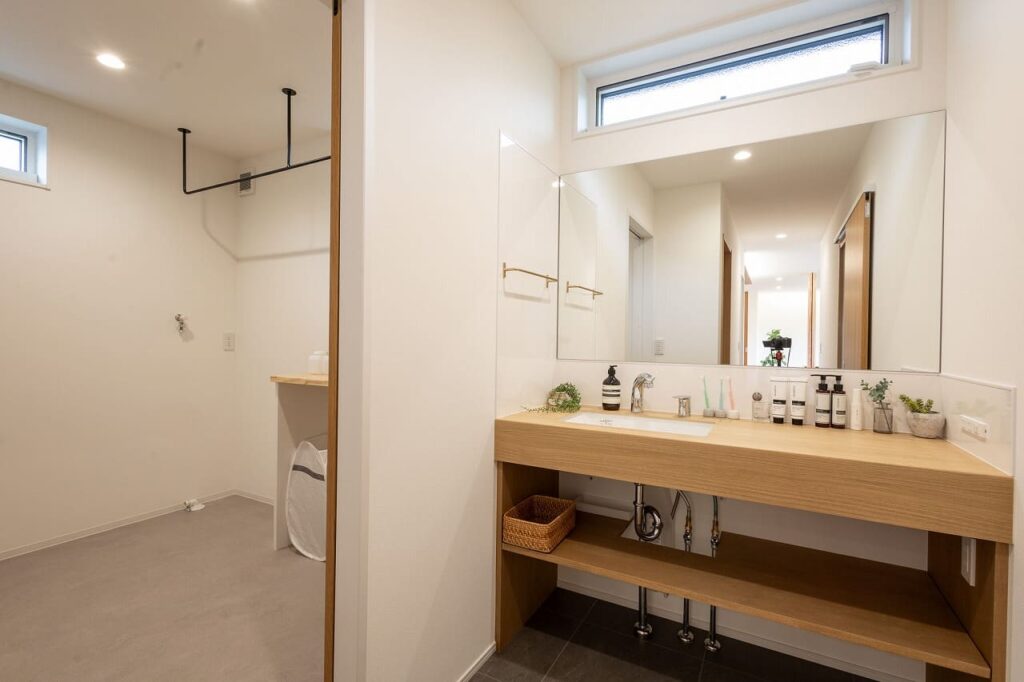 平屋の贅沢さと、2階建ての利便性を叶えた大屋根の家