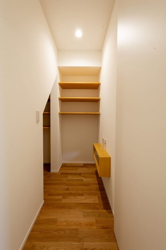 平屋の贅沢さと、2階建ての利便性を叶えた大屋根の家