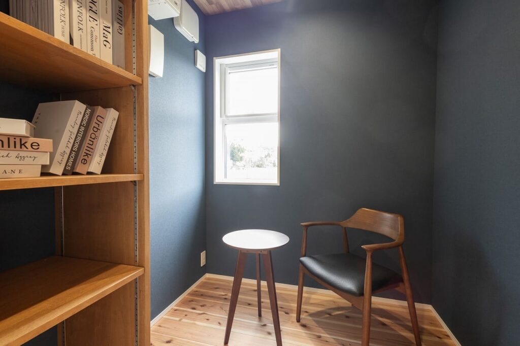 平屋の贅沢さと、2階建ての利便性を叶えた大屋根の家