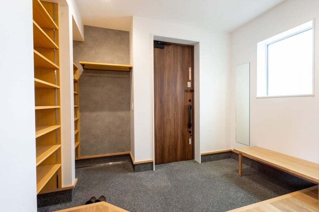 平屋の贅沢さと、2階建ての利便性を叶えた大屋根の家