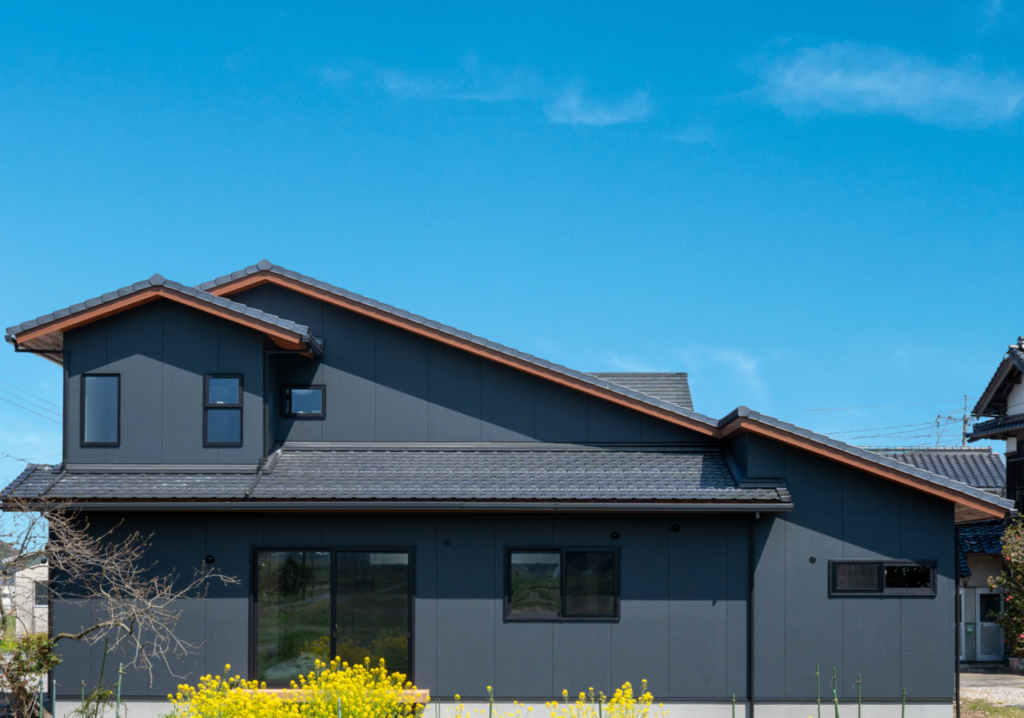 平屋の贅沢さと、2階建ての利便性を叶えた大屋根の家